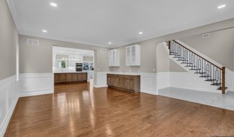 55 Maiden Ln, Bergenfield, NJ 07621