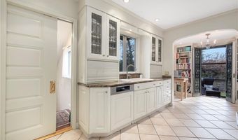 4 Hunter Ave, Newport, RI 02840