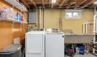 690 W Willow Gln, Addison, IL 60101