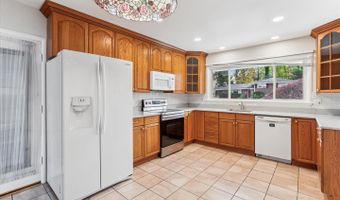 5813 MIDHILL St, Bethesda, MD 20817