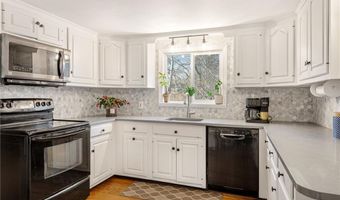32 Tanglewood Trl, Narragansett, RI 02882
