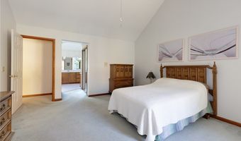 200 Greentree Cir, Aurora, OH 44202