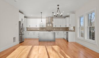 8 Fieldstone Ct 8, Bethel, CT 06801