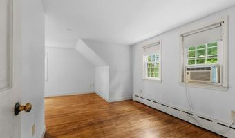 8 North Dr, Middletown, RI 02842