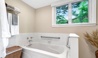 4808 BRADFORD Dr, Annandale, VA 22003