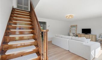 6 Lakewood Dr, Narragansett, RI 02882
