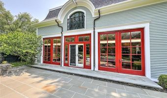 12 Howe St, Bristol, RI 02809