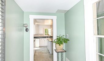 9 Lawes Ave, Bedford, NH 03110