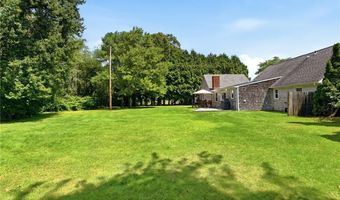 6 Lakewood Dr, Narragansett, RI 02882