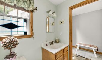 21 Bowling Green Ln, Belfast, ME 04915