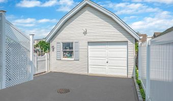 33 S Bay Ave, Amityville, NY 11701
