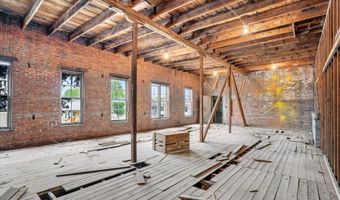 33 W Olive St, Aurora, MO 65605