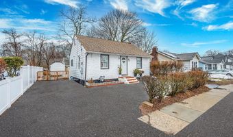 26 Smith St, Amityville, NY 11701
