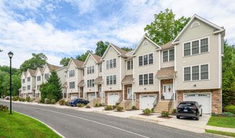 2 Oak Meadows Dr 102, Brookfield, CT 06804