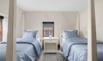 24 Barney St, Newport, RI 02840