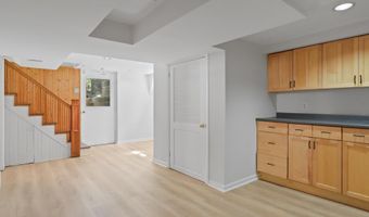 2323 N BURLINGTON St, Arlington, VA 22207