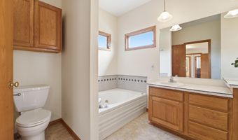 2402 Suncrest Dr, Ames, IA 50014