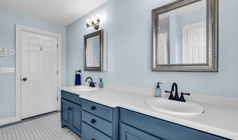 221 Magnolia Dr, Bayville, NJ 08721