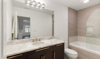 11 Crenshaw Ln 11, Andover, MA 01810