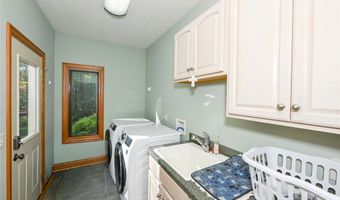 679 DEEP WOODS Dr, Aurora, OH 44202