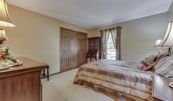 1521 Secretariat Ln, Indianapolis, IN 46217