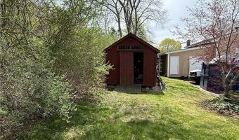1 Edgewood Ave, Hopkinton, RI 02804