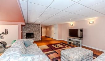 41 Holly Hill Ln, Cranston, RI 02921