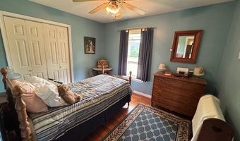 827 Wolf Creek Ln, Appomattox, VA 24522