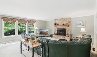 305 BUCKINGHAM Dr, Algonquin, IL 60102