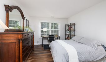 816 Wedgewood Cir, Belford, NJ 07718