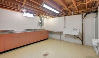 607 Parriott St, Aplington, IA 50604