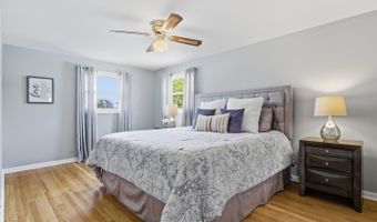 237 N Pioneer Dr, Addison, IL 60101