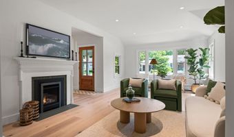 8 Knight St, Falmouth, ME 04105
