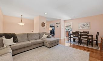 254 Village Mead Dr, Ballwin, MO 63021