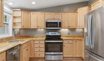 8 Ledgemont Dr, Lincoln, RI 02865