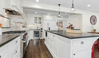 8 Glenwood Dr, Darien, CT 06820