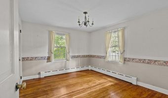 8 North Dr, Middletown, RI 02842