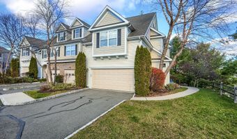28 Crestview Ln 28, Danbury, CT 06810