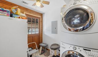 828 Shady Grv, Adkins, TX 78101