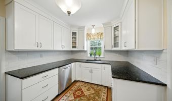 29 Park Ave, Belford, NJ 07718