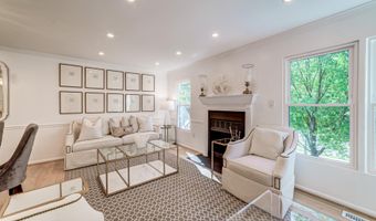 8 CARRIAGE HOUSE Cir, Alexandria, VA 22304