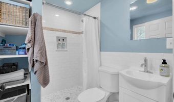 375 E BARNEGAT Ave, Bayville, NJ 08721