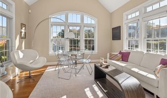 10 Hillside Ct, East Greenwich, RI 02818