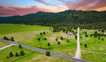 7 Garrett Ln, Cascade, ID 83611