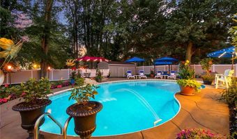 7 Shalamar Ct, Amherst, NY 14068