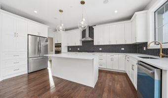 926 E Crest Ave, Addison, IL 60101