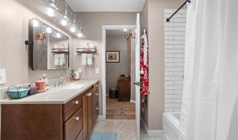 280 Carmel Woods Dr, Ballwin, MO 63021