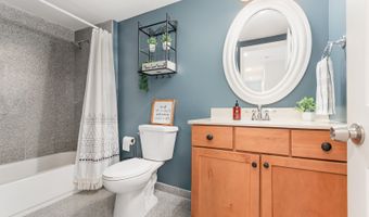 1237 Fox River Dr, Algonquin, IL 60102