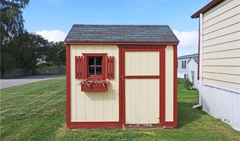 56 Bayview Pkwy, Middletown, RI 02842