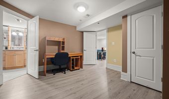 9715 SINGLETON Dr, Bethesda, MD 20817